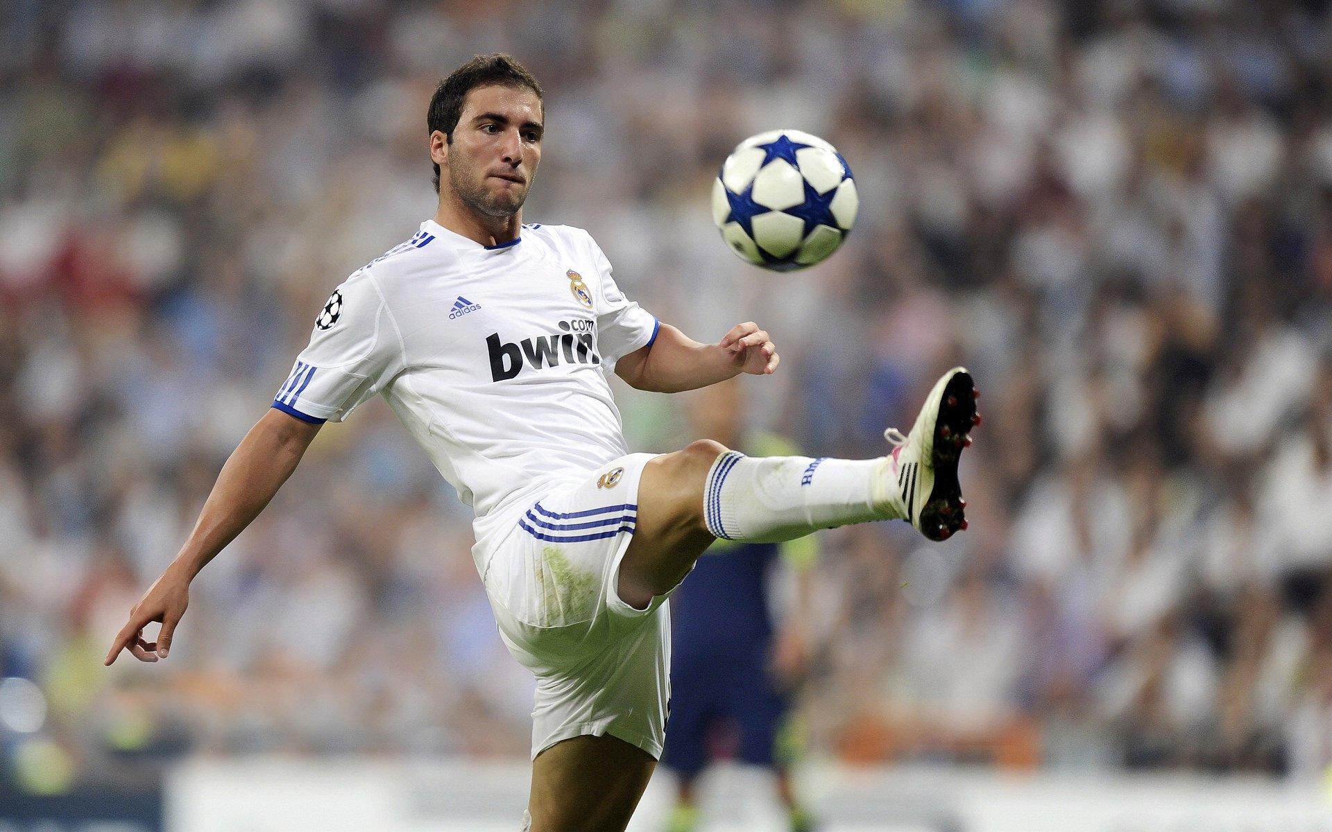 【多角度直播体验】虚拟现实带来沉浸式观赛新玩法，沉浸式虚拟演播室