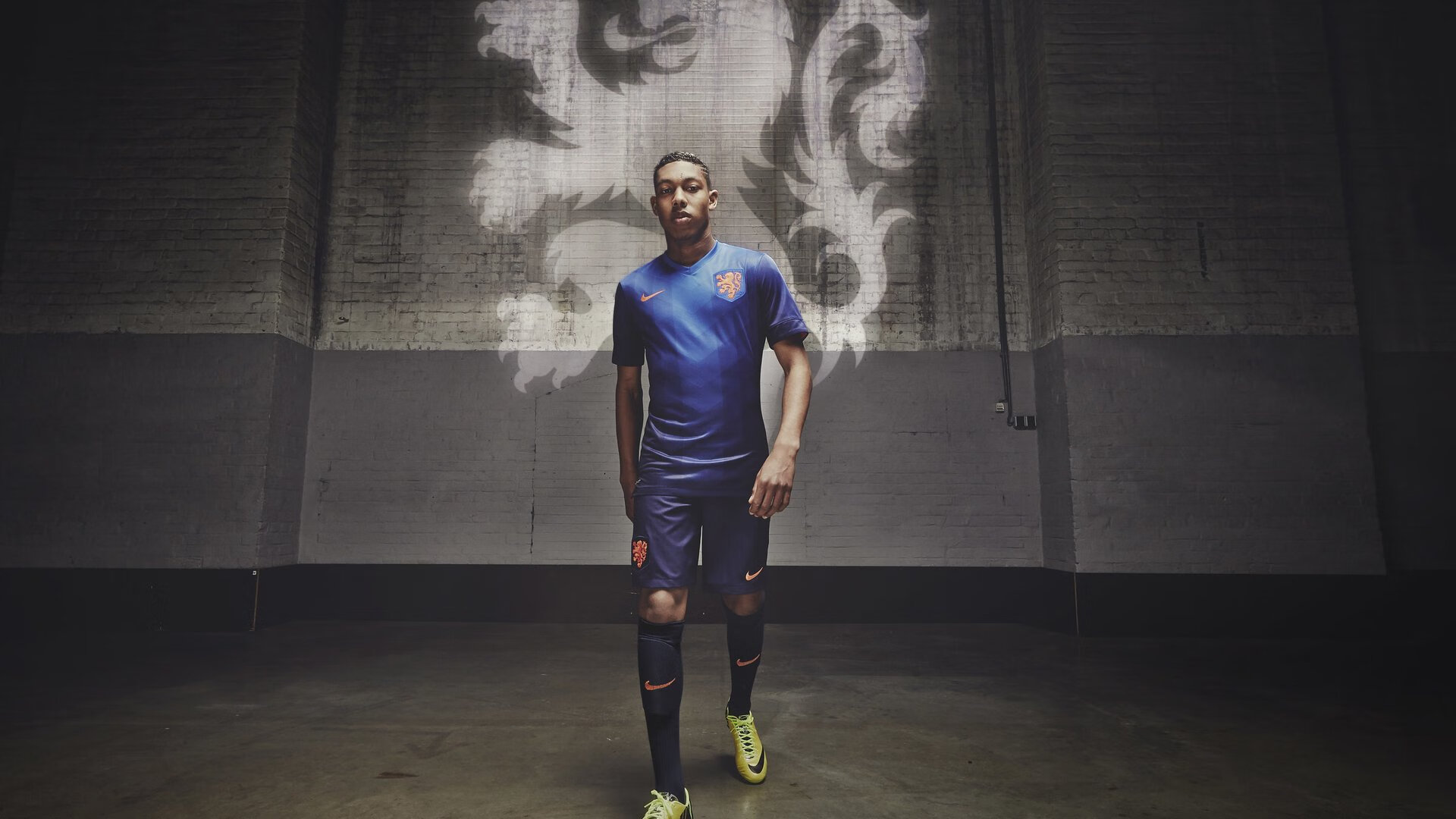 地级市足球基础设施建设持续推进，赛场环境全面改善，足球基地建设标准