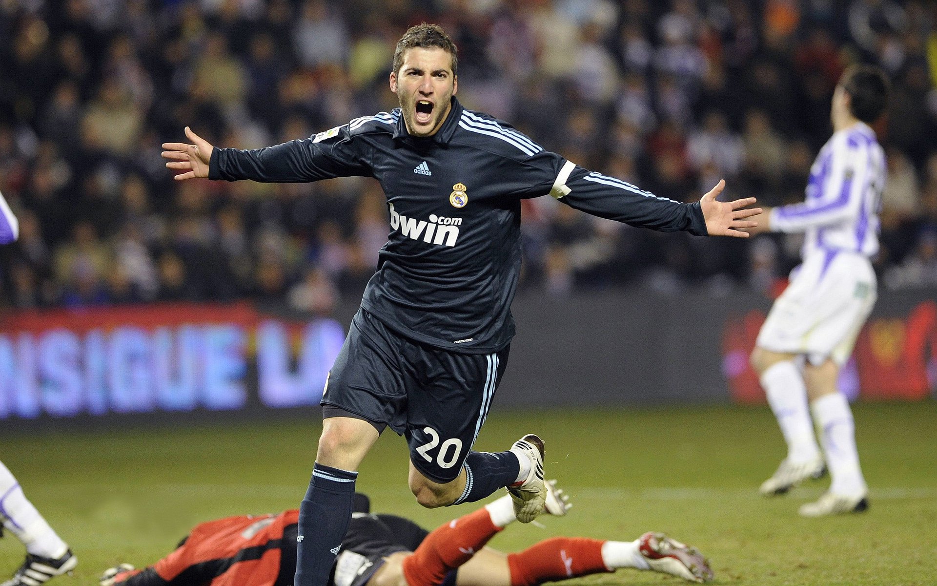 球场瞬间：点燃全场的篮球奇迹，篮球场面