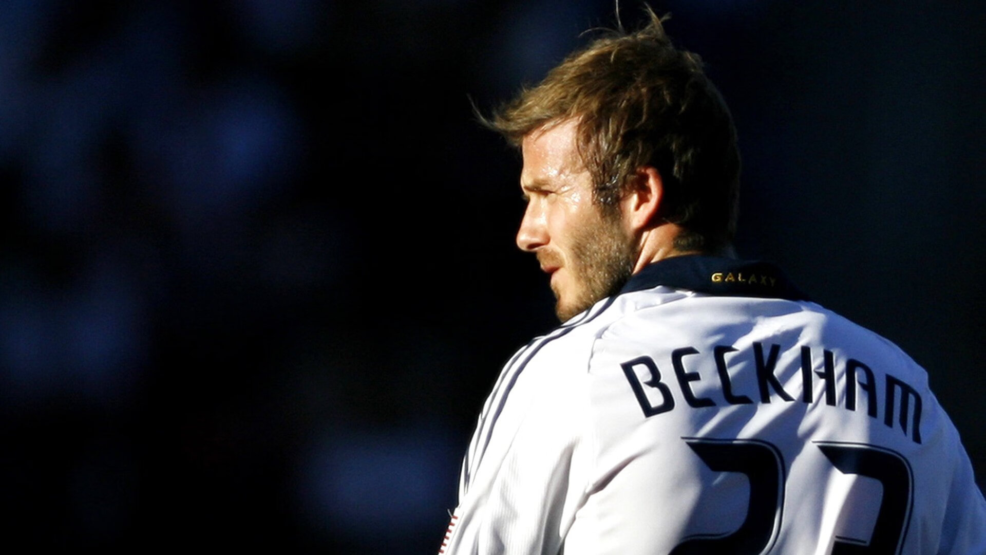 球迷狂欢：现场气氛点燃全场，球迷狂欢节