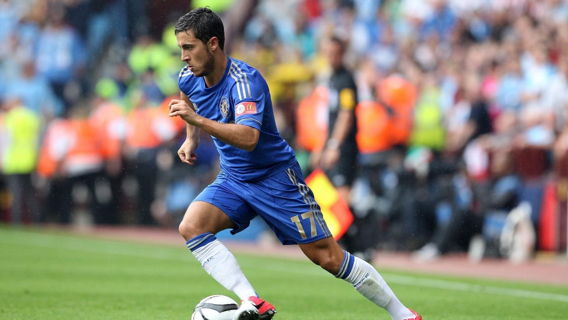 足球赛事视觉包装风格统一提升品牌形象，足球 时尚